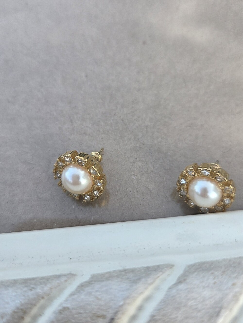Richelieu VTG Gold Tone Faux Pearl Rhinestone Halo Stud Earrings - Picture 8 of 8